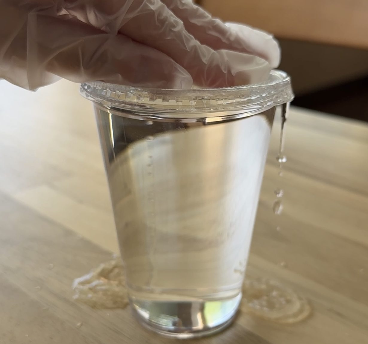 300mlの水を入れたPETカップにフタを装着した状態
